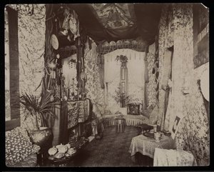 Ein reich verziertes Wohnzimmer in der Blakely Hall Residenz in der 11 West 45th Street, New York, 1896-98 (Silbergelatineabzug) von Byron Company
