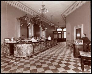 Bar im Gilsey House, Broadway und 29th Street, New York, 1900 oder 1901 von Byron Company