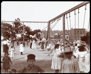 Kinder schaukeln im Hudson Bank Gymnasium und Spielplatz, 53rd Street und 11th Avenue, New York, 1898