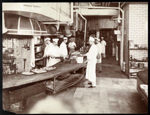 Köche arbeiten in der Küche des Waldorf Astoria Hotels an der 34th Street und 5th Avenue, New York, 1903 oder 1904