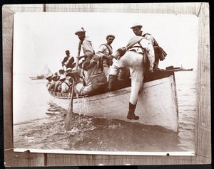 Kopie eines früheren Fotos der Naval Reserves auf Fishers Island, New York mit einer Gruppe von Matrosen in einem Ruderboot, 1898