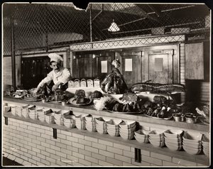 Auslage von kaltem Fleisch in der Küche des Commodore Hotels, 1919