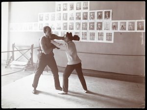 Edna Wallace Hopper posierte in einem Boxring mit Jack Cooper in seinem Fitnessstudio an der Broadway und 37th Street, New York, 1899