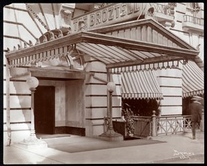 Eingang des Hotel Broztell, 3 East 27th Street, New York, 1906 von Byron Company