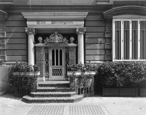 Eingang zum Hotel Wellington, 871 7th Avenue, New York, 1907 von Byron Company