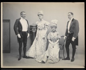 Gruppenporträt von Sydney Dillon Ripley mit drei anderen auf dem James Hazen Hyde Ball, New York, 31. Januar 1905 von Byron Company