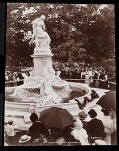 Heinrich-Heine-Denkmal (Lorelei-Brunnen) und die Menge bei der Enthüllung, Grand Concourse und 164th Street, The Bronx, New York