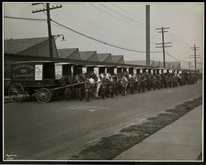 Pferdegezogene Lieferwagen vor der Carolyn Laundry in der 111 East 128th Street, East Harlem, New York, 1929