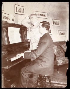 Kyrle Bellew und Freund am Klavier in Bellews Haus, 1908