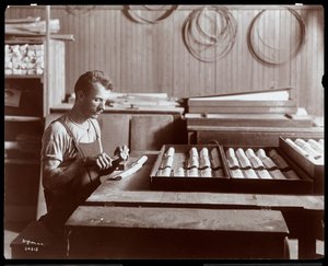 Mann, der in der Hardman, Peck und Co. Klavierfabrik arbeitet, New York, 1907