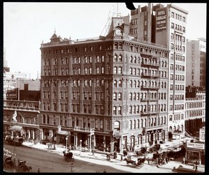 Nordost-Ecke des Hotel Cadillac an der Broadway und 43rd Street, New York