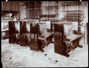 Klaviere im Bau bei der Hardman, Peck und Co. Fabrik, New York, 1907 (Silbergelatineabzug) von Byron Company