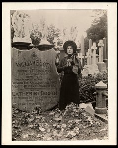 Porträt von Eva Booth am Grab ihres Vaters, General William Booth, ca. 1915