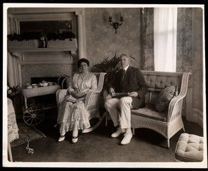 Porträt von Herrn und Frau Howard, sitzend in ihrem Wohnzimmer in der 5th Avenue 200, New York, 1916-6 (Silbergelatineabzug) von Byron Company
