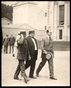 Präsident William Howard Taft mit Professor Arthur Twining Hadley von der Yale University und einem anderen Mann, 1900-20