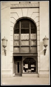 Ladenfront von En Route Service, Inc., im Savoy Plaza Hotel, 59th Street und 5th Avenue, New York, 1928 von Byron Company