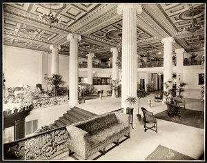 Der Eingang und die Lobby des Robert Treat Hotels, Newark, New Jersey, 1916 von Byron Company