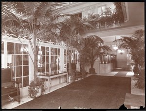 Die Lobby und der Registrierungsschalter im Ritz-Carlton Hotel, ca. 1910-11