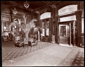 Die Lobby im Hotel Victoria, 1901 oder 1902 von Byron Company