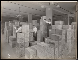 Ansicht von Männern im Versandraum bei Parke, Davis und Co., Chemiker, Hudson und Vestry Streets, New York, 1910 von Byron Company