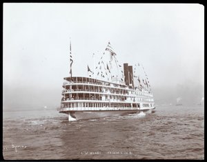 Ansicht des Dampfschiffs C.W. Morse, vermutlich auf dem Hudson River in der Nähe von West Point beim Besuch von Prinz Louis von Battenberg, 1905 von Byron Company