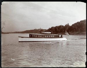 Ansicht der Yacht Delicia der New York Yacht, Launch und Engine Co. auf dem Hudson River in der Nähe von Morris Heights, New York, 1903 von Byron Company