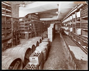 Weinkeller im Hotel Knickerbocker, 1906 von Byron Company