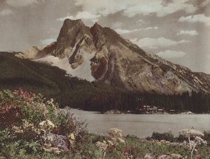 Mount Burgess und Emerald Lake Chalet von Byron Hill Harmon