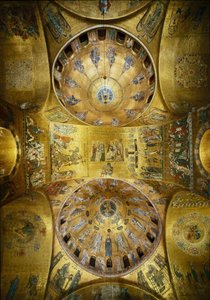 Byzantinische Architektur: Blick auf die Kuppeln mit Mosaiken auf goldenem Hintergrund (romanischer und byzantinischer Stil), die Pfingsten (1250-1300) und die Himmelfahrt (frühes 13. Jahrhundert) darstellen. Basilika San Marco, Venedig von Byzantine