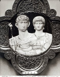 Kamee, die Kaiser Honorius (395-423) und seine Frau Maria darstellt (Elfenbein und Metall)