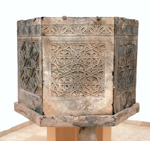 Ambo aus der byzantinischen Kirche des Heiligen Theodoros, Beit Sila, Jerusalem, 6. Jahrhundert n. Chr. von Byzantine Byzantine
