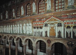Fassade des Palazzo di Teodorico und die Prozession der Märtyrer, 527-99