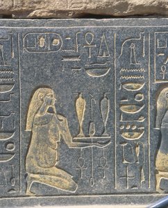 Ägypten, Karnak, Rote Kapelle von Hatschepsut, goldenes Relief, Weinopfergabe von J.B. and Brown J. Rowbotham