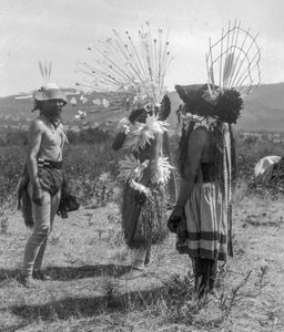 Ureinwohner Amerikas und Stammes-Rundhaus und zeremonielle Kleidung, Kalifornien von C. Hart Merriam