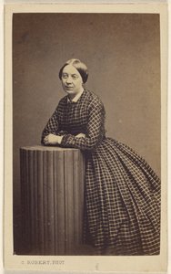 Unbekannte Frau, die sich auf eine falsche Säule lehnt von C. Robert