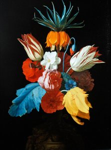 Ein Blumenstrauß in einer skulptierten Vase