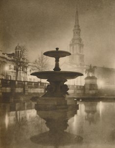 Nachtregen hat die Gehwege in einen Spiegel der Reflexionen verwandelt, ca. 1935