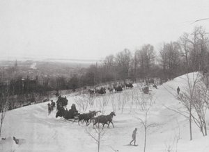 Tandem-Club fährt auf dem Berg (s/w Foto) von Canadian Photographer