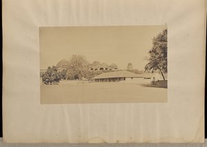 Madura. Trimul Naiks Palast, mit Mr. Fischers Schulhaus im Vordergrund von Capt. Linnaeus Tripe