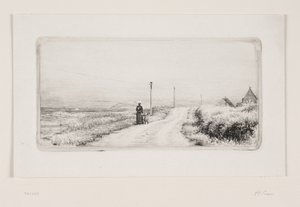 Landstraße mit spazierenden Dame. Sonniger Nachmittag