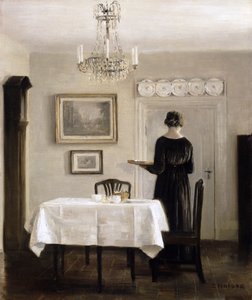 Innenraum mit Dame, die ein Tablett trägt, ca. 1905