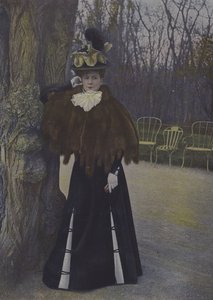 Frau in einem Pariser Park (Farbfoto)