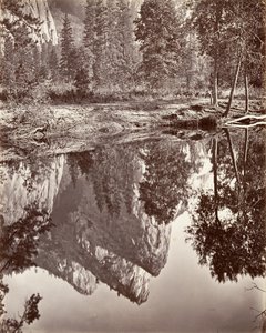 Spiegelansicht der Drei Brüder, Yosemite, ca. 1872, gedruckt ca. 1876 von Carleton E. Watkins.