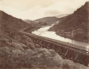 Eureka Quarz-Mühle und Flume, Nevada, 1875, gedruckt ca. 1876 von Carleton Emmons Watkins