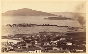 [Alcatraz & Black Pt. vom Russian Hill, S.F.] von Carleton Watkins