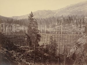 Rudyard (Englisch) Reservoir. Zentrale Staumauer 114 Fuß hoch; Holzrahmen und Steinfüllung von Carleton Watkins
