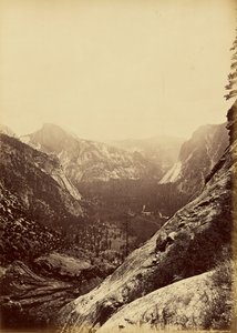 [Die Kuppeln vom Fuß des oberen Yosemite]