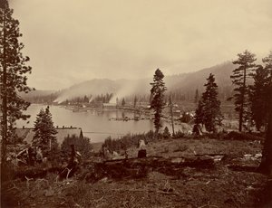 Ansicht von Gleenbrook Bay, Lake Tahoe, mit Sägewerken, Wellenbrecher und Dampfern der Carson und Tahoe Lumber and Flume Co., sowie dem See-Ende der Lake Tahoe, N.G.R.R. von Carleton Watkins