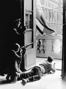 Befreiung von Turin während des Zweiten Weltkriegs: das Rathaus während der Feuergefechte (s/w Foto) von Carlo Gherlone
