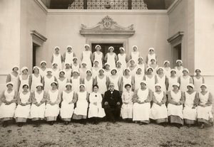 Gruppenfoto einer psychiatrischen Krankenschwester während des Ersten Weltkriegs